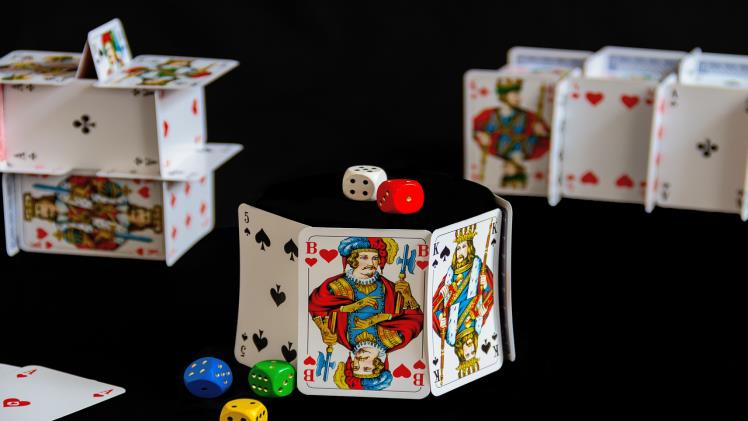 The Evolution of Casino Games From Traditional Tables to Digital Screens
